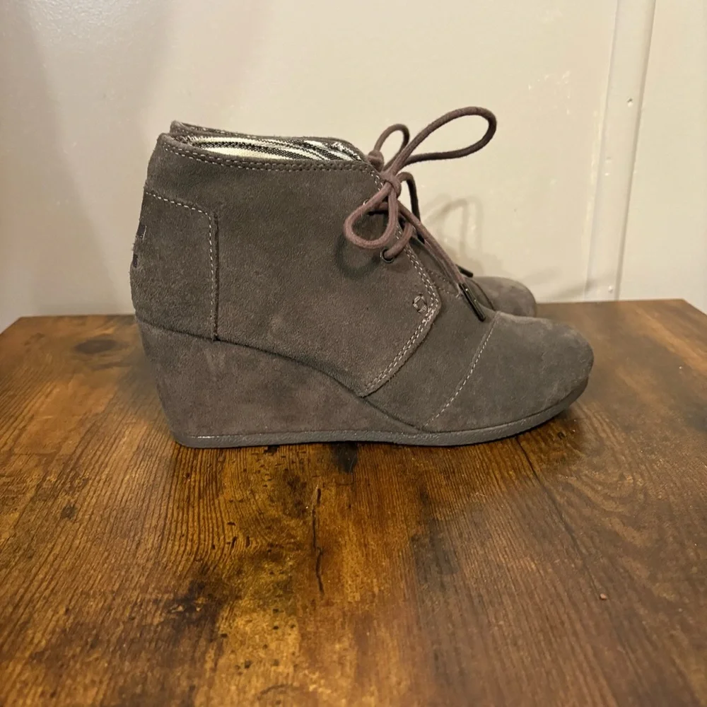 Toms Dark Grey Suede Wedge Heel Lace Up Ankle Booties‎ (Women's 6.5)